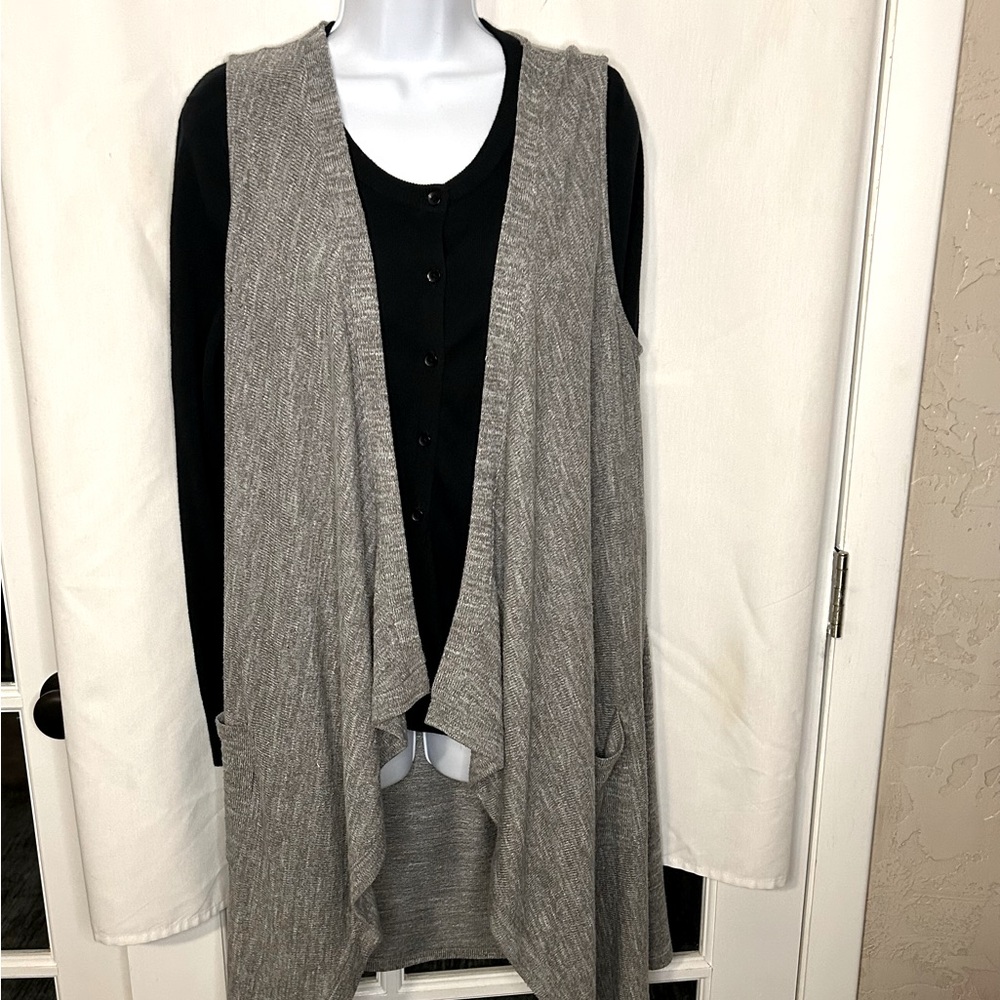 CUPIO GREY KNIT SLEEVELESS CARDIGAN SWEATER W/WATERFALL FRONT, XL, 2 POCKETS.